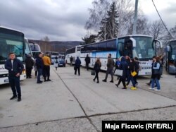 Autobusët që po transportojnë serbët nga Mitrovica e Veriut për në Serbi.