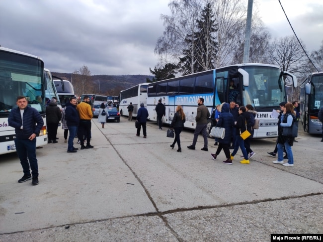 Autobusët që po transportojnë serbët nga Mitrovica e Veriut për në Serbi.