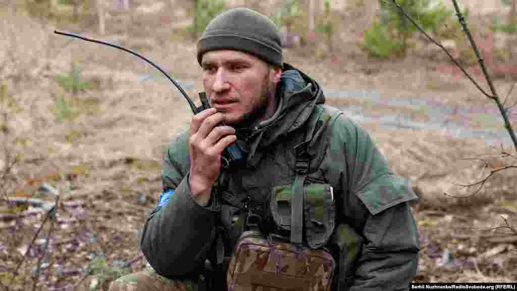 Український військовий уточнює цілі для вогневого ураження