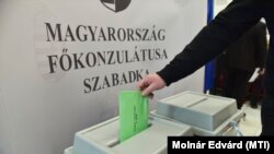 Гласач го остава своето гласачко ливче во унгарскиот конзулат во Суботица, Србија, на 3 април.