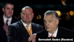 Fideszes politikusok a győzelem éjszakáján: Kocsis Máté, Németh Szilárd és Orbán Viktor