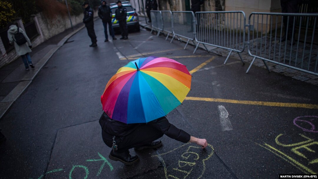 Češka, protest podrške LGBT zajednici u Mađarskoj, plato ispred Ambasade MAđarske u Pragu (ilustracija)