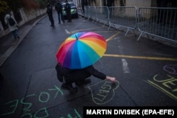 Акция у посольства Венгрии в Праге в поддержку венгерского ЛГБТ+ сообщества