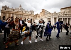 Izvođači Domorodačkog turističkog udruženja Kanade izvode tradicionalni ples na trgu Svetog Petra u Rimu nakon audijencije kod pape Franje, 1. april 2022.