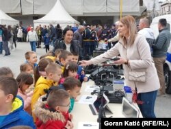 Na banjalučkom Trgu Krajine okupio se veliki broj zainteresiranih, a tu je bilo i nekoliko desetaka djece iz vrtića u ovom gradu.