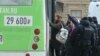 Задержанных на антивоенной акции в Петербурге сажают в автозак