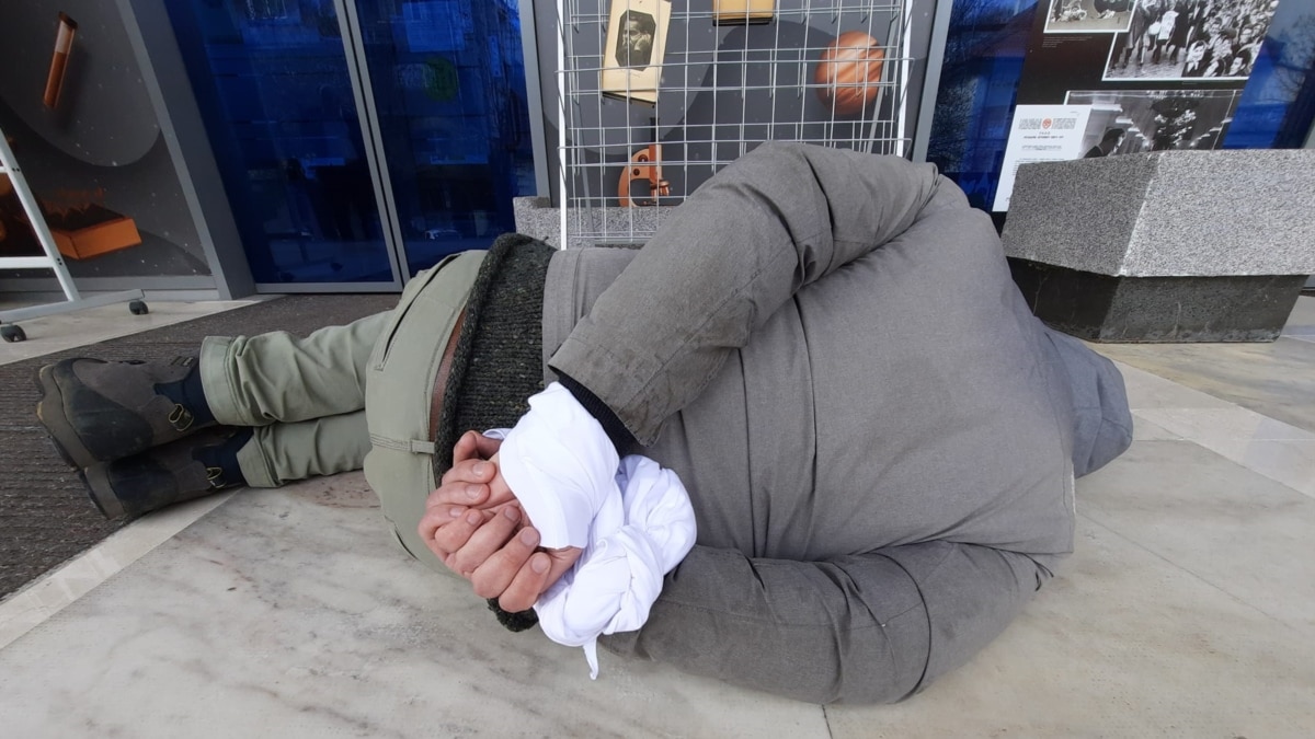 Мъж легна с вързани ръце зад гърба си пред Руския