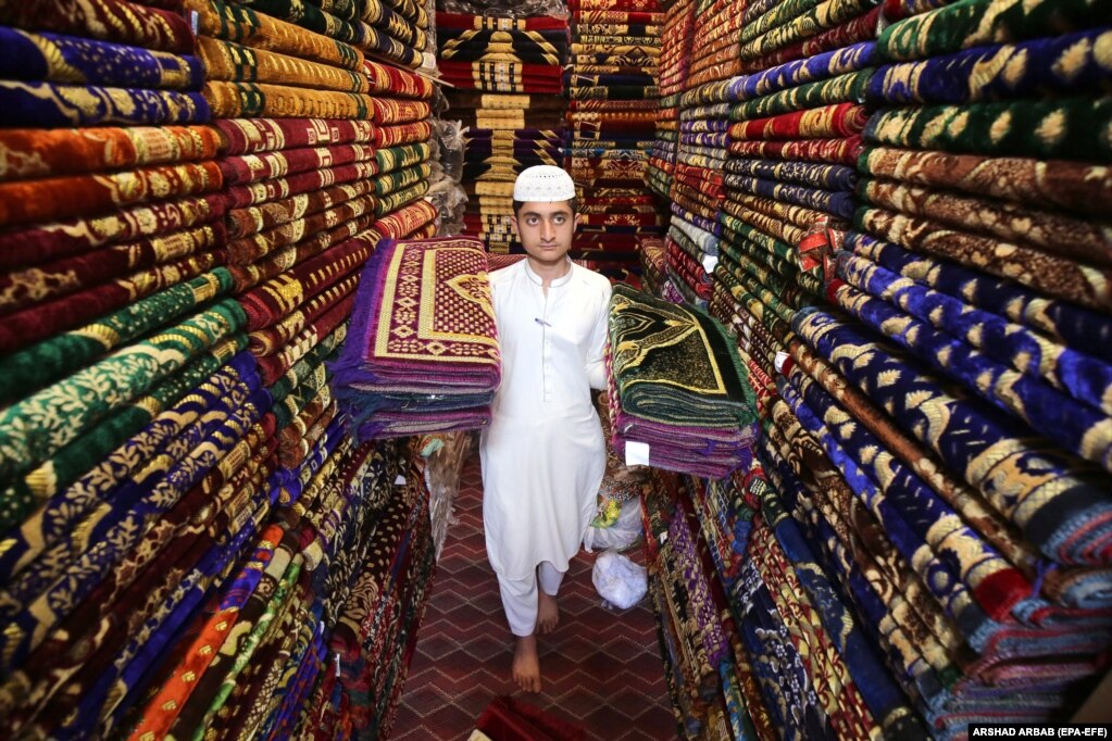 Një shitës shet sixhade lutjesh për myslimanët në një dyqan në Peshavar, Pakistan.