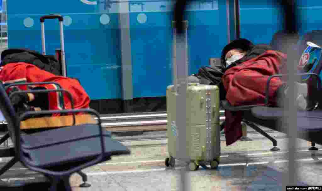 Нередко граждане Туркменистана вынуждены ночевать прямо в аэропорту, многим некуда идти.&nbsp;