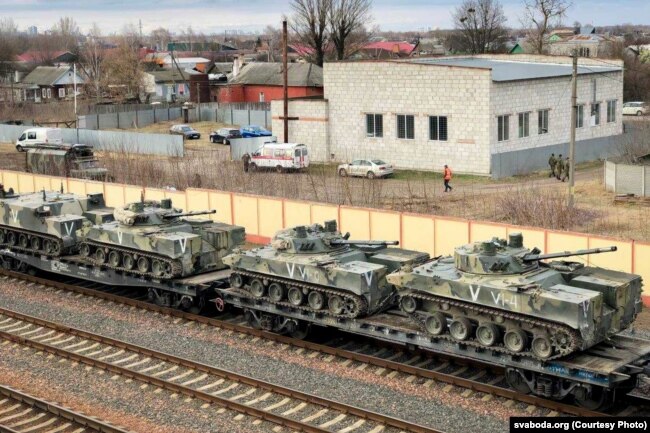 Залізничний склад з російською військовою технікою на станції Навабеліця в Гомелі, березень 2022 року