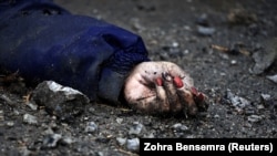 Një grua e vrarë në Buça të Ukrainës. 2 prill 2022. 