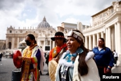 Članovi delegacije indijanskih naroda iz Kanade bili su u posjeti papi Franji u Rimu, 1. april 2022.