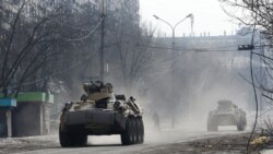 Orosz páncélozott járművek Mariupolban 2022. március 31-én.