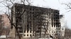 Bloc de locuințe distrus de bombardamentele rusești la Mariupol, 31 martie 2022. 