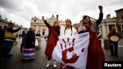Žene iz kanadskih Prvih naroda na trgu Svetog Petra u Rimu nakon audijencije kod pape Franje, 1. april 2022. 