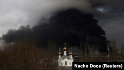  Apărarea aeriană ucraineană a doborât două rachete, dar celelalte două au lovit orașul, distrugând o clădire cu trei etaje și rănind trei persoane, a spus Iermak. Clădirea avariată se află pe teritoriul unei mănăstiri locale.