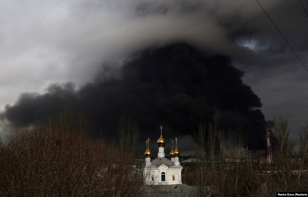 Një kishë ortodokse pranë një rafinerie nafte, që mori flakë pas një sulmi me raketa, pranë qytetit Odesa të Ukrainës.