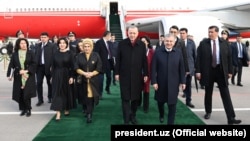 Президент Узбекистана Шавкат Мирзиёев c прибывшим с визитом в Ташкент президентом Турции Реджепом Тайипом Эрдоганом. 29 марта 2022 года.