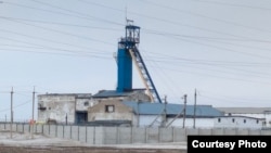 Добыча руды в шахтах в поселке Бестобе Акмолинской области приостановлена в июле прошлого года. Значительная часть трудоспособного населения поселка работала в золоторудных шахтах 