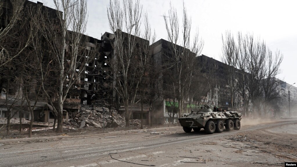 Вже кілька тижнів російські війська тримають Маріуполь в облозі, регулярно його обстрілюючи з різних видів озброєнь