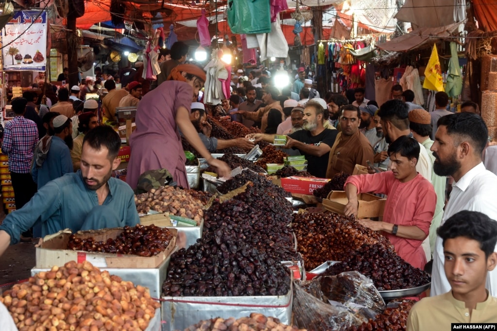 Banorët blejnë hurma në një treg të Karaçit. 1 prill 2022.