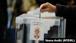 Detalj sa jednog od biračkih mesta u Beogradu na parlamentarnim izborima održanim u aprilu 2022.