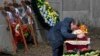 Краматорск, 30 марта. Родственник над гробом трехлетнего мальчика, погибшего вместе с родителями при эвакуации из Харьковской области