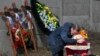 Родственник погибшего в Краматорске трехлетнего мальчика над гробом с телом ребенка. Мальчик погиб вместе с родителями при попытке эвакуации