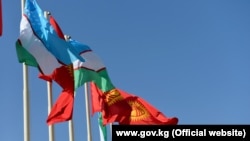 Флаги Кыргызстана и Узбекистана