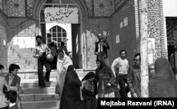 حضور رأی‌دهندگان در مسجدی در تهران برای رأی‌گیری فروردین ۵۸