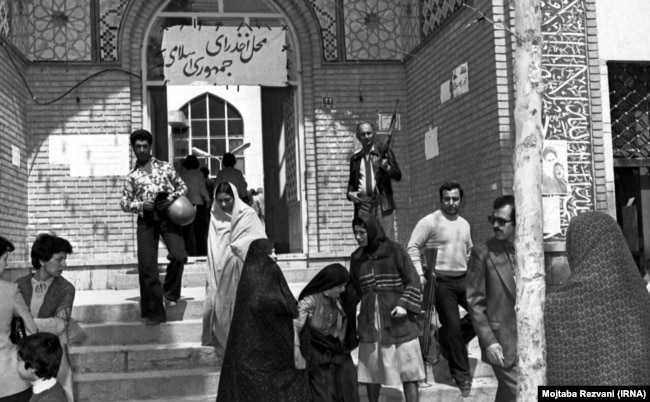 حضور رأی‌دهندگان در مسجدی در تهران برای رأی‌گیری فروردین ۵۸