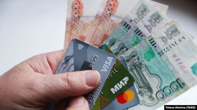 Russians are getting debit cards in Uzbekistan to use on foreign travels, after VISA and Mastercard left Russia. (file photo)