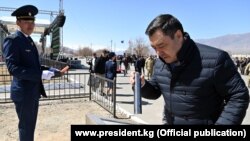 Президент Садыр Жапаров "Балыкчы" темир жол станциясында пайдубалга “Мезгил кутучасын” – келечек муундарга кайрылуусун салды. 