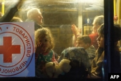 Дети и взрослые, эвакуированные автобусами в Запорожье из оккупированных Мариуполя и Мелитополя. 1 апреля 2022 года. Фото: AFP