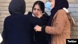 یکی از آسیب‌دیدگان حمله پلیس با اسپری به زنانی که برای تماشای بازی ایران و لبنان به ورزشگاه مشهد رفته بودند.