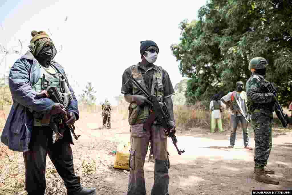 Сепаратисты, принадлежащие к Движению демократических сил Казаманса (ДДСК), наблюдают за освобождением семи захваченных сенегальских солдат в заброшенном поселении Байпал в Гамбии 14 февраля 2022 года.&nbsp; Движение демократических сил Казаманса&nbsp;&mdash; политическая партия, которая ведёт вооружённую борьбу на юге&nbsp;Сенегала. Большинство бойцов в этой партии состоит из представителей народа&nbsp;диола.&nbsp;В Сенегале диола являются меньшинством (6% населения), большинство из них проживают в Казамансе, в регионе, который расположен к югу от Гамбии. Плодородные земли Казаманса являются важной экономической составляющей экономики Сенегала.