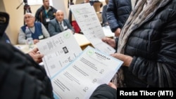  Szavazók a Hódmezővásárhelyi Szent István Általános Iskolában kialakított szavazókörben az országgyűlési választáson és gyermekvédelmi népszavazáson 2022. április 3-án.