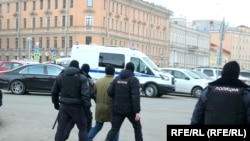 Policija odvodi demonstranta u Sankt Peterburgu, 2. april