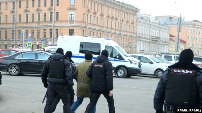 Задержание во время акции протеста против войны в Петербурге