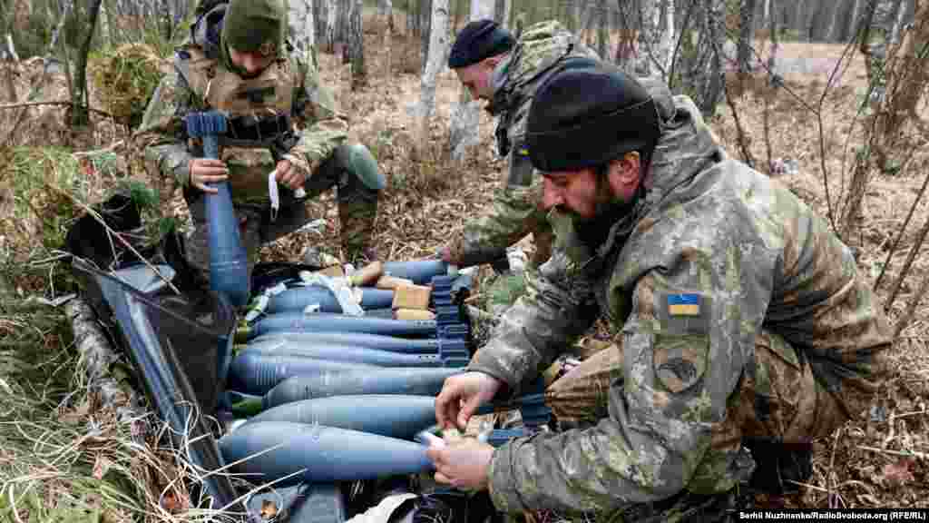 Українські військові готують мінометні снаряди