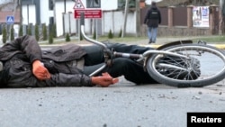 Един от загиналите в Буча е бил повален, докато е карал колело.