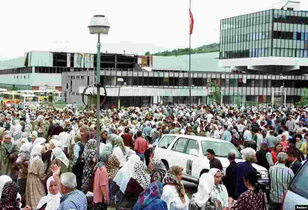 Fabrika akumulatora u Potočarima, nekoliko kilometara&nbsp;od Srebrenice, bila je mjesto gdje je bio smješten holandski bataljon. U julu 1995.godine, nakon ulaska Vojske Republike Srpske u Srebrenicu, Holanđani su unutar fabrike pustili oko 5.000 ljudi koji su došli iz Srebrenice, dok je više od 20.000 ostalo van baze. Slika lijevo je iz 2000. godine sa obilježavanja godišnjice genocida, slika desno iz 2022. 