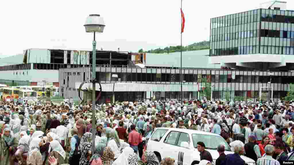 Fabrika akumulatora u Potočarima, nekoliko kilometara&nbsp;od Srebrenice, bila je mjesto gdje je bio smješten holandski bataljon. U julu 1995.godine, nakon ulaska Vojske Republike Srpske u Srebrenicu, Holanđani su unutar fabrike pustili oko 5.000 ljudi koji su došli iz Srebrenice, dok je više od 20.000 ostalo van baze. Slika lijevo je iz 2000. godine sa obilježavanja godišnjice genocida, slika desno iz 2022. 