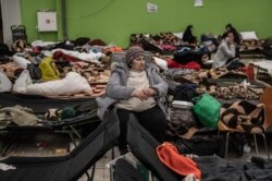 O femeie din Ucraina într-o tabără de refugiați din Polonia