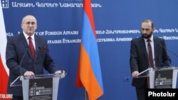 Министр иностранных дел Армении Арарат Мирзоян (справа) и действующий председатель ОБСЕ, министр иностранных дел Польши Збигнев Рау, Ереван, 1 апреля 2022 г.