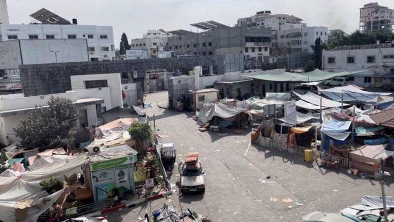 Pacientët dhe stafi largohen nga spitali më i madh në Gazë