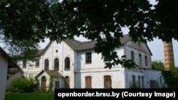 Сядзіба Бельскіх, Жабінкаўскі раён Берасьцейскай вобласьці. Фота праекту «Адкрываем мяжу разам», якія фінансаваўся за рахунак праграмы транспамежнай супрацы «Польшча-Беларусь-Украіна» ў 2014-2020 гадах.