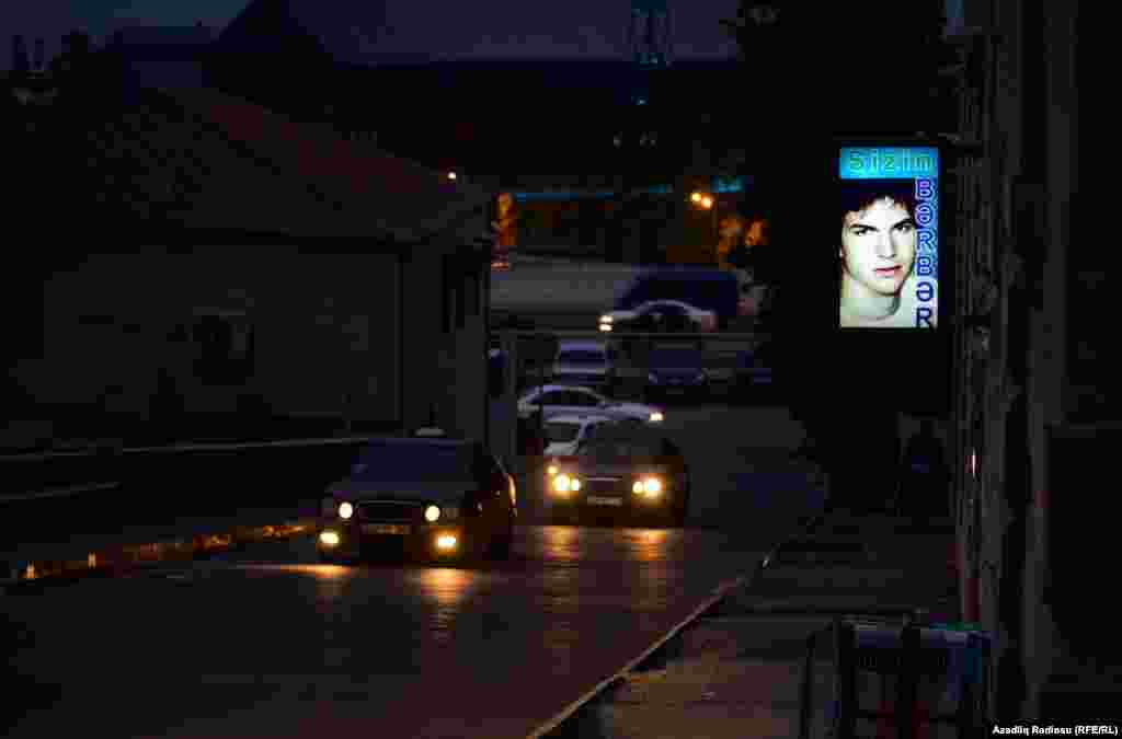 Bayılın Mərkəzə tərəf yaxınlaşdıqda küçələrinin görünüşü də dəyişir, yollar genişləndirilir. 