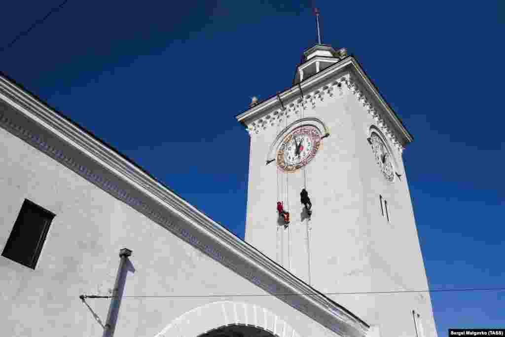 Увінчана червоною зіркою вежа досягає 42 метри у висоту, а циферблат годинника прикрашають фігури знаків зодіаку