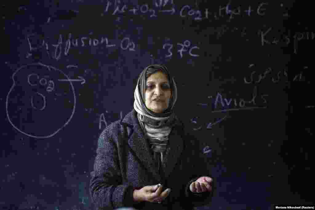 Nastavnica predaje hemiju u tursko-avganistanskoj školi. (Herat, 12. decembar 2009) &nbsp;
